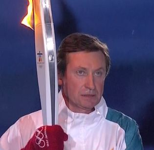Wayne%20Gretzky%20with%20the%20Olympic%20torch.png